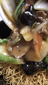 中華あんをかた焼きそばにのせている