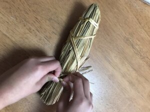 檜山納豆のわらを慎重にほどく