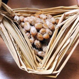 わらをvに曲げる