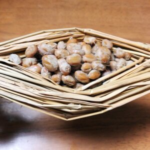 わらの納豆を真っ直ぐにする